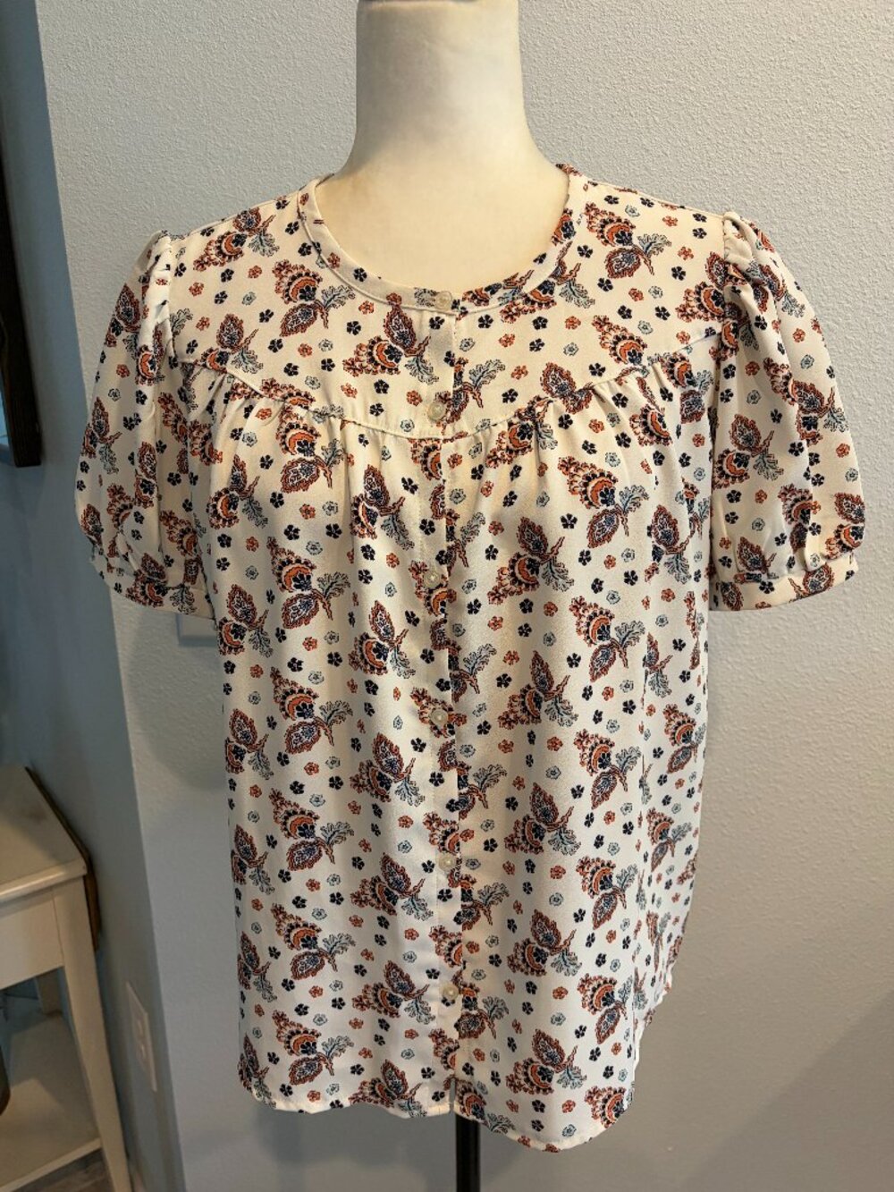 Ann Taylor S Cream& Rust Floral Short Sleeve Button Blouse